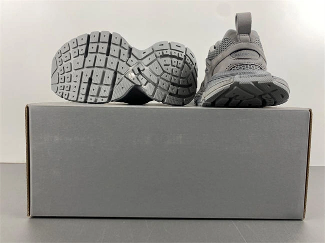 Colorful Balenciaga 3XL 230 759693 W3XLH 4343