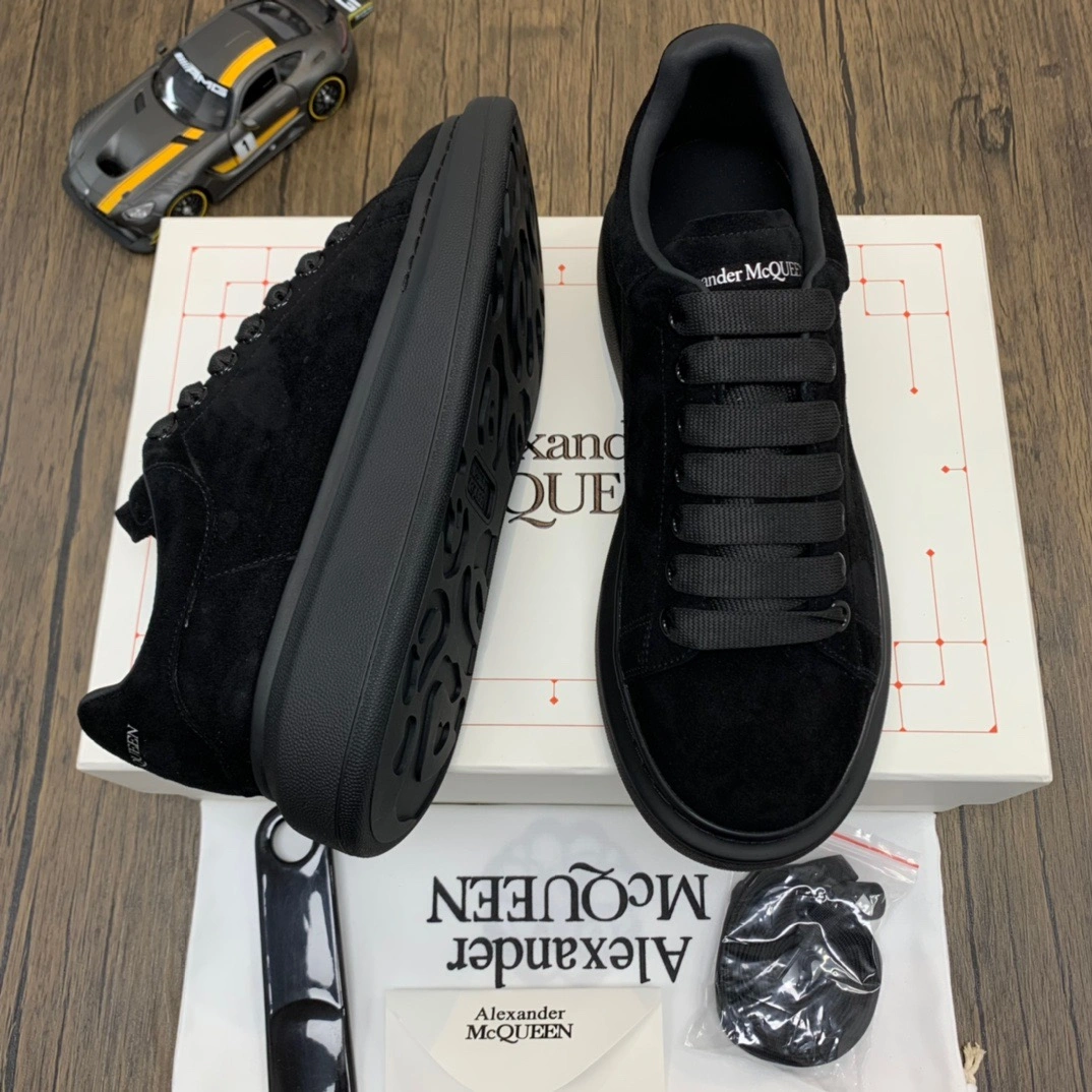 Versatile McQuen Triple Black 553761WHV 2496